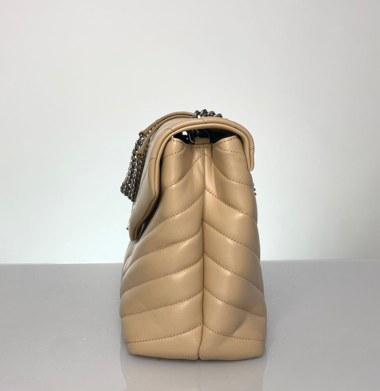 Saint Laurent LouLou Medium

YSL LouLou beige leather bag

Preloved YSL LouLou shoulder bag

YSL brushed silver hardware

Convertible chain strap YSL bag

Authentic Saint Laurent bag

Designer beige leather bag

YSL LouLou Medium preloved

Saint Laurent bag 9/10 condition

YSL shoulder bag with pockets